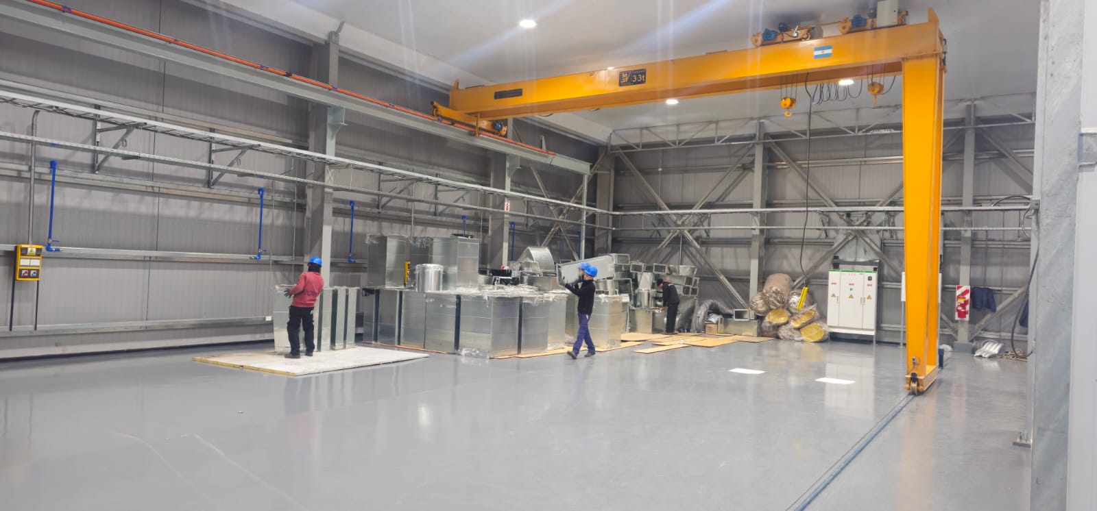 Instalación de conductos en nave industrial