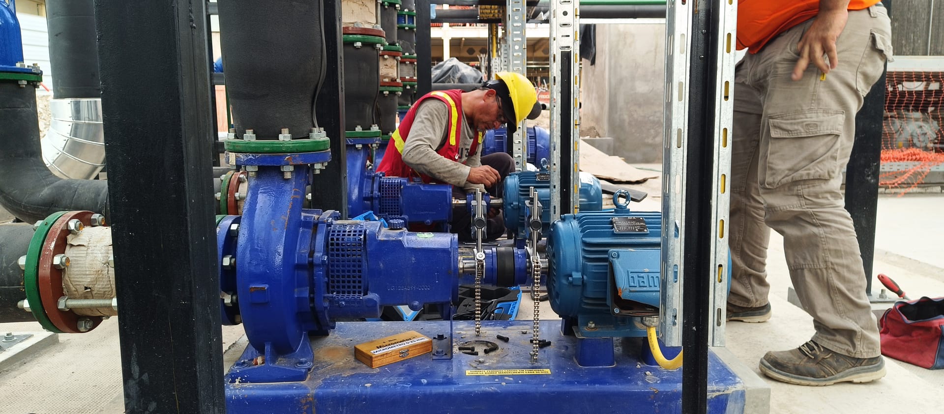 Técnico de Novell alineando una bomba centrífuga en obra