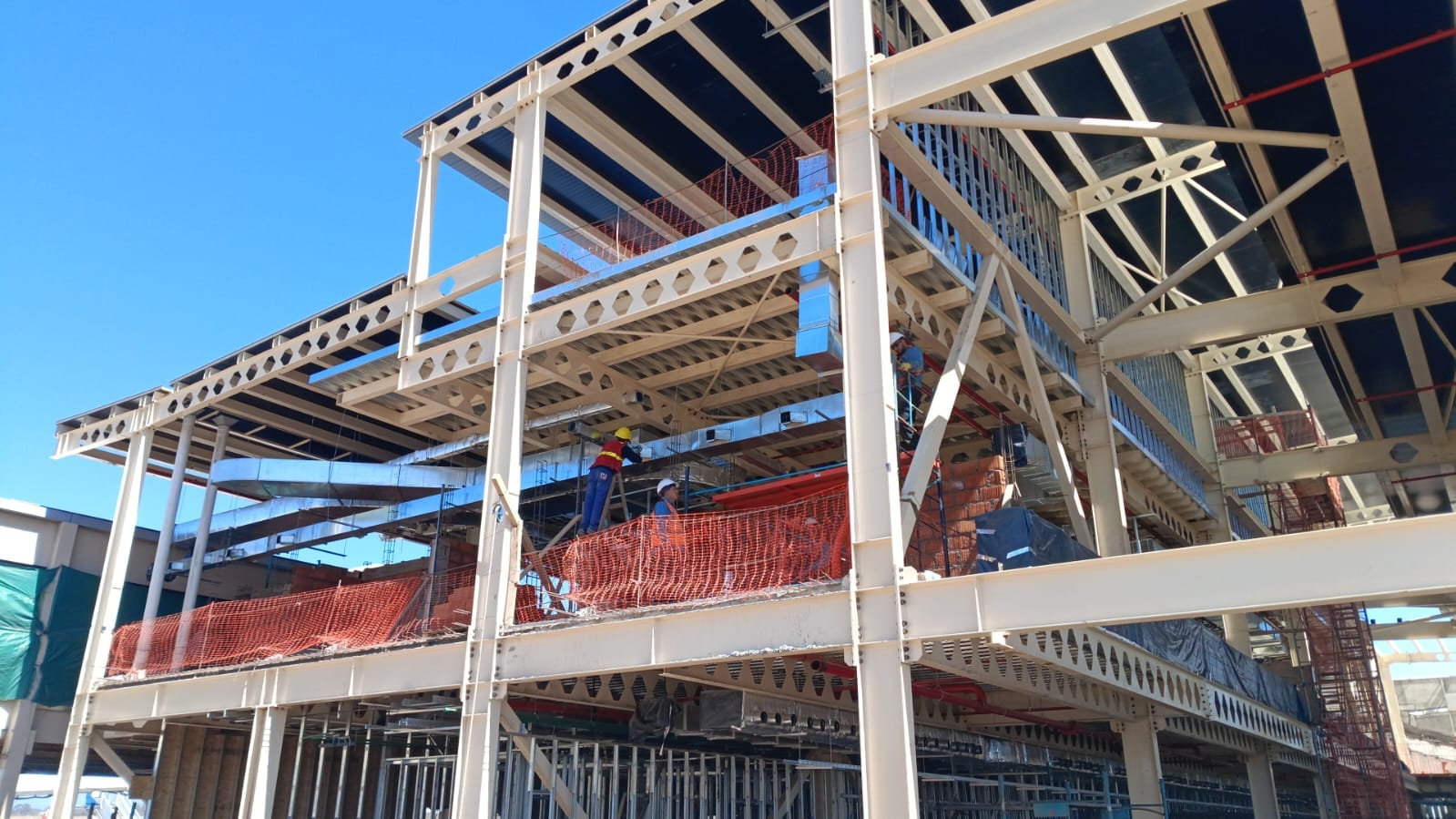 Obra de instalación de sistema de climatización a gran escala